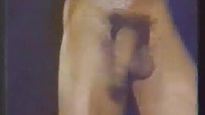 Due ragazze tengono in mano un grosso video sesso anale dildo e lo usano per scendere entrambe