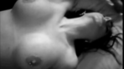 Una bionda con grandi tette muove il suo dildo sopra la sua sesso video anale fica