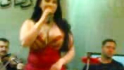 Una ragazza solista rossa youtube porno anale si sta massaggiando le labbra della figa bagnata sul letto