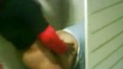 Una ragazza bruna solista mette la film porno gratis anal mano dentro la sua passera bagnata