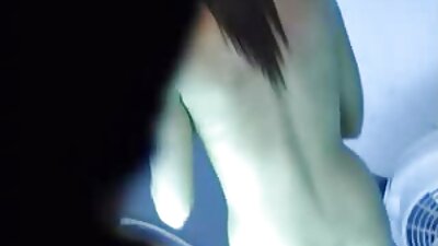 Una ragazza voglioporno anale dai capelli neri si sta aprendo e riempiendo le guance del culo
