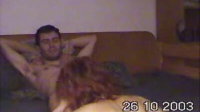 Una ragazza con gli occhi pieni di lussuria succhia e video sesso anale gratis cavalca un cazzo