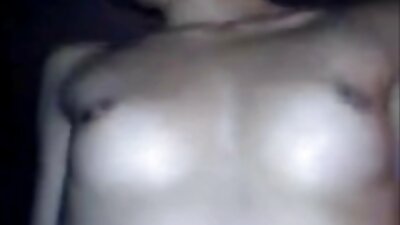 Una pallida donna dai voglioporno sesso anale capelli neri sta usando un dildo nella sua fica bagnata